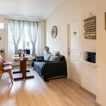 Boutique Center 3 Min Walk , Free Parking *