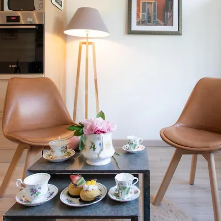 Boutique Center 3 Min Walk , Free Parking דירה