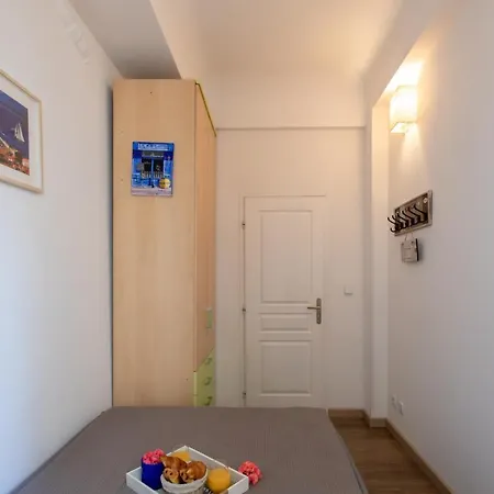 Boutique Center 3 Min Walk , Free Parking *